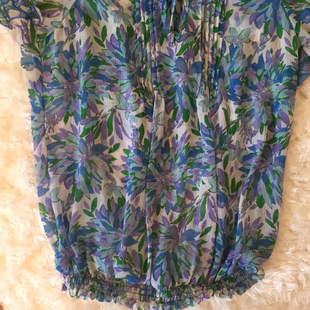FREE Floral blouse - Picture 3 of 7